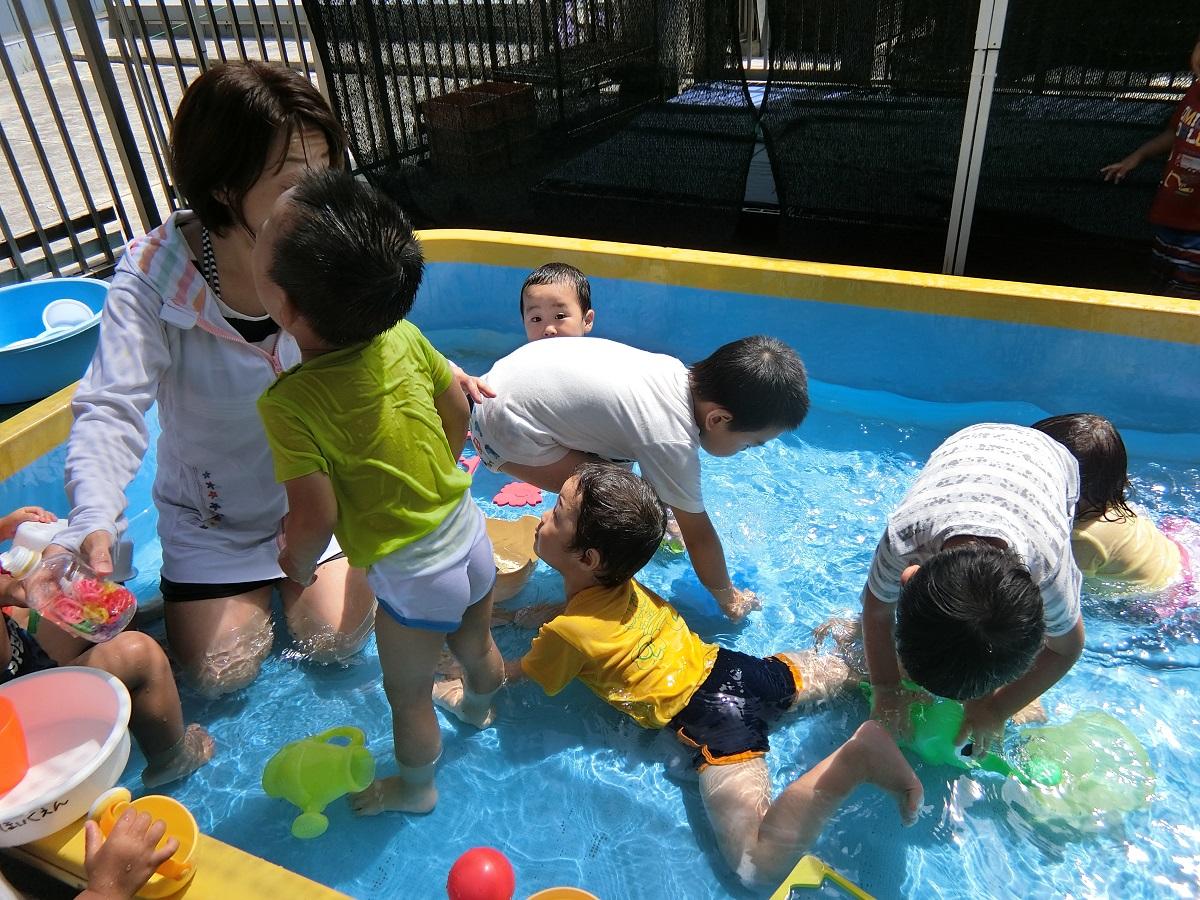 2歳児　桜本保育園のプールでみずあそび！写真１