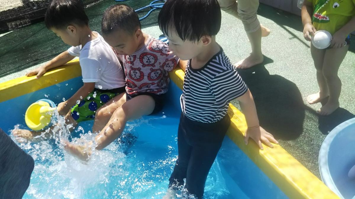 2歳児さん、桜本保育園プールで遊びました写真１