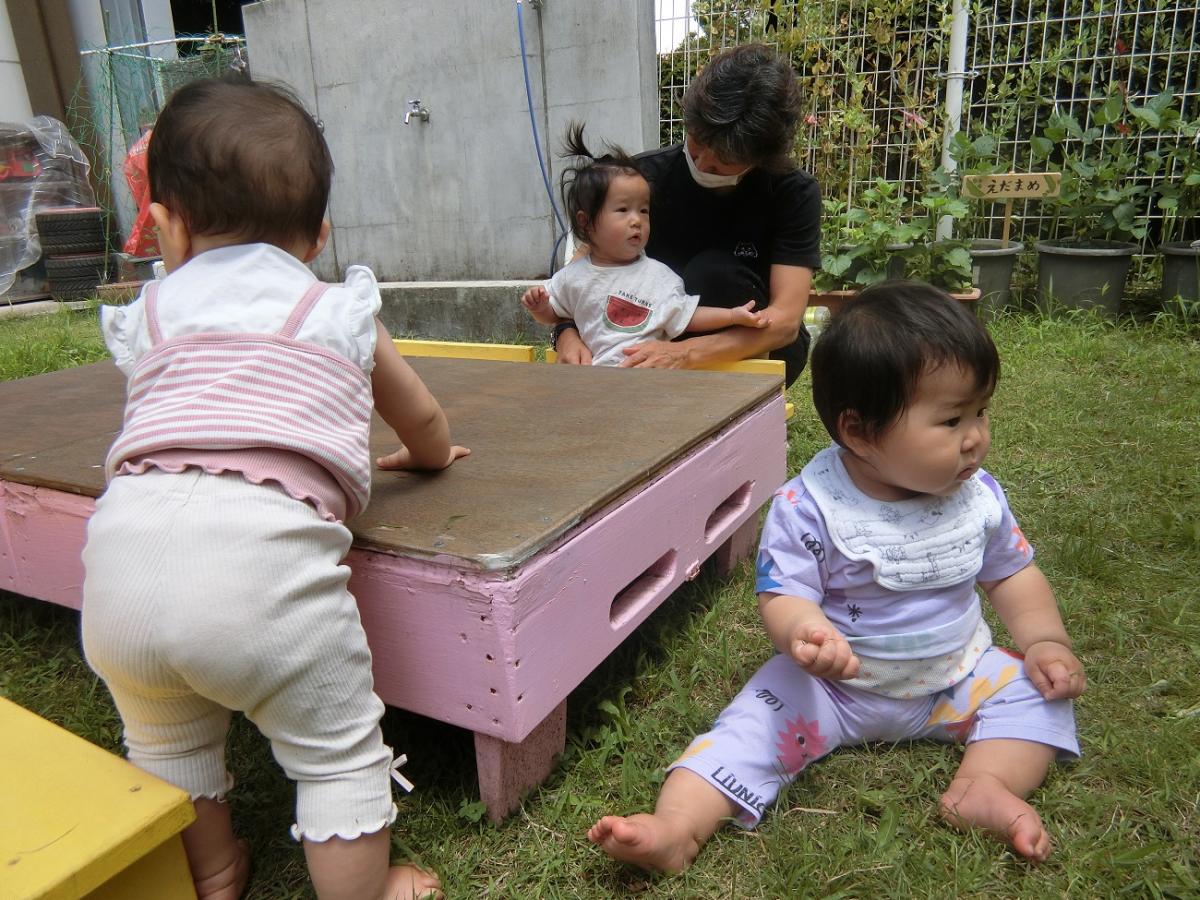 市立病院内保育室の　えんていで　あそびました写真１