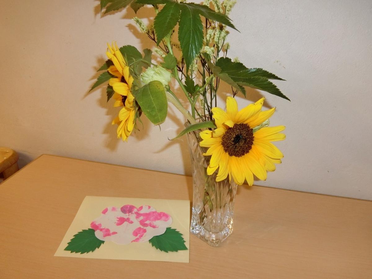 花の日れいはいを　もちました。写真１