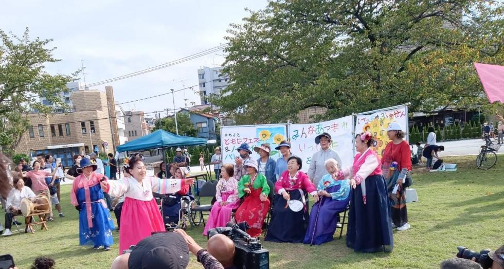 『みんなの家』に集うハルモニ達が参加写真２